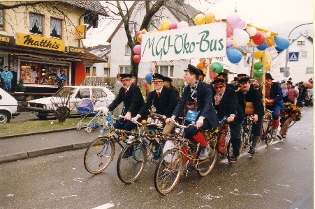 Fahrräder und Dekoration vor dem Umzug