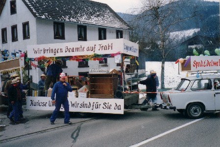 Umzugswagen vor dem Hof