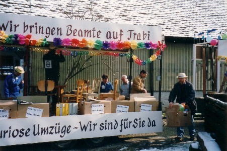 Vorbereitungen am Umzugswagen
