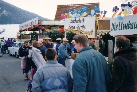 Besucherinnen und Besucher am Wagen