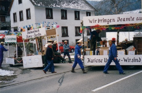 Die Umzugswagen auf der Strecke