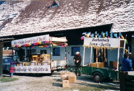 Trabi mit Umzugswagen
