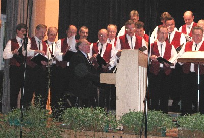 Blick auf die festlich geschmückte Konzertbühne 2002